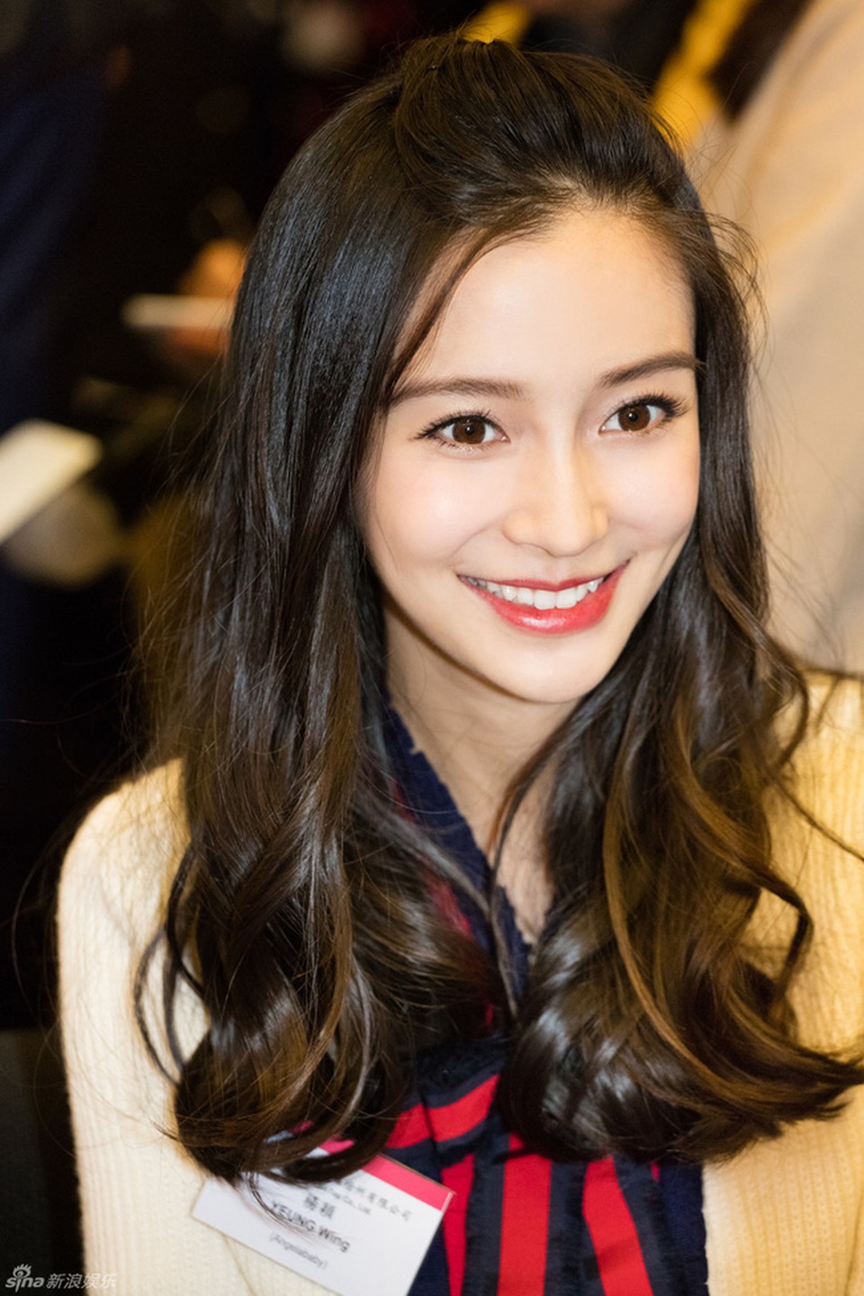“Bà bầu” Angelababy cười tươi, “bế” bụng bầu dự họp báo - 8
Chia sẻ trên trang cá nhân, Angelabay đã viết: Làm mẹ khiến tôi hạnh phúc những cũng vô cùng lo lắng hồi hộp. Tôi nghĩ mình vẫn giống một thiếu nữ nên tin vui này đến sơm so với tưởng tượng của tôi. Nhưng tôi lại nghĩ, mỗi một chuyện bất ngờ đến khi ta chưa kịp chuẩn bị sẽ khiến ta càng thêm hạnh phúc. Do đó, dù chưa kịp chuẩn bị tư tưởng, tôi vẫn nỗ lực hết sức mình.