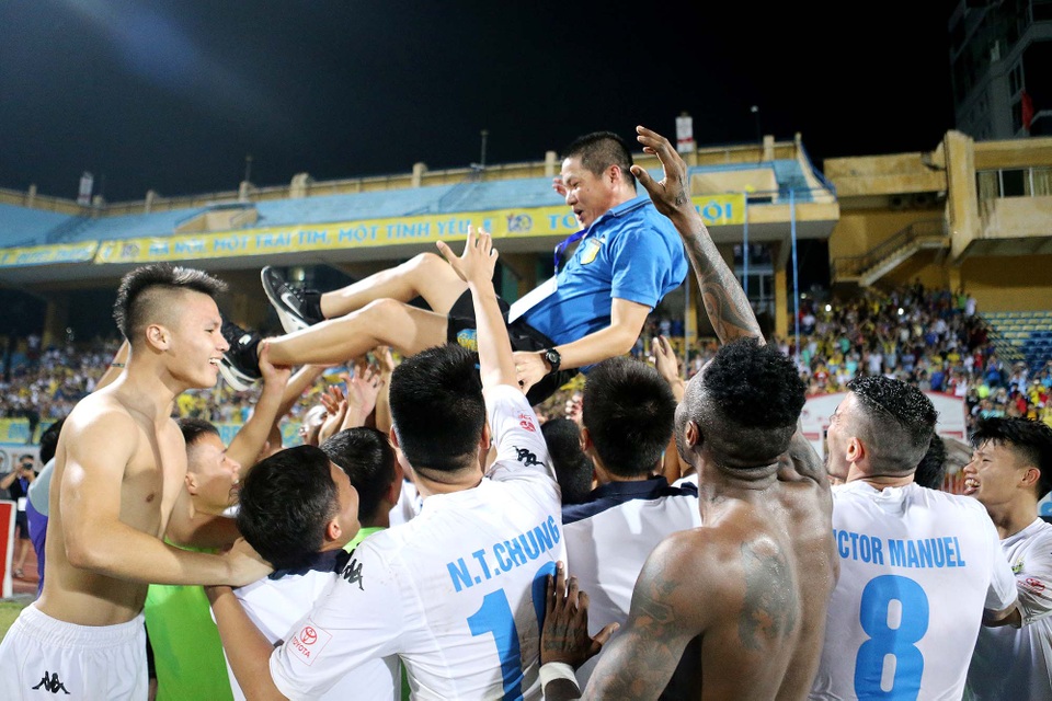 
Cầu thủ Hà Nội T&T công kênh HLV Chu Đình Nghiêm
