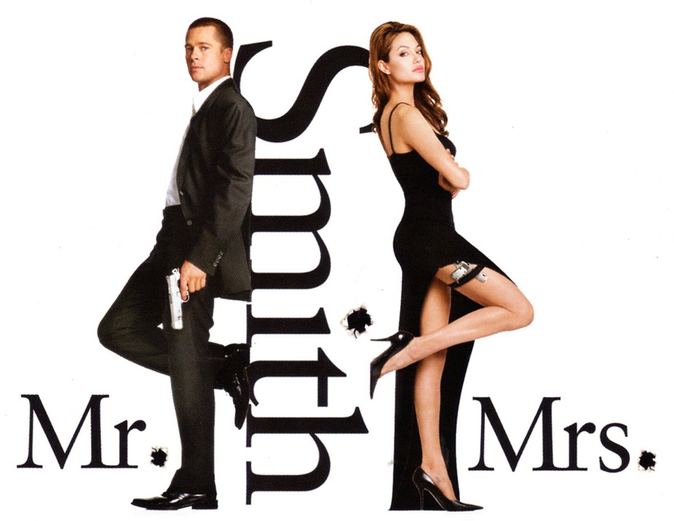 Những khoảnh khắc đáng nhớ khi Angelina Jolie - Brad Pitt bên nhau - 1
Angelina Jolie và Brad Pitt gặp nhau lần đầu khi đóng cùng trong phim Ông bà Smith năm 2005. Cặp đôi bị đồn yêu nhau ngay tại phim trường khiến Brad về bỏ vợ (Jennifer Aniston). Jolie cũng từng nhiều lần kể rằng, sau khi gặp Brad - cô háo hức tới phim trường mỗi ngày hơn