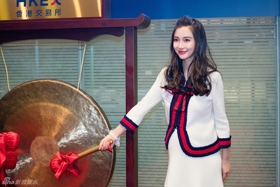 “Bà bầu” Angelababy cười tươi, “bế” bụng bầu dự họp báo - 7
Bộ phim “Người lái đò” chính thức ra mắt khán giả vào ngày 23/12. Sau thời gian quảng cáo cho bộ phim này, Angelababy sẽ nghỉ làm việc hoàn toàn. Điều này cũng được chồng cô ủng hộ vì cả hai đều muốn đứa con chào đời khỏe mạnh.