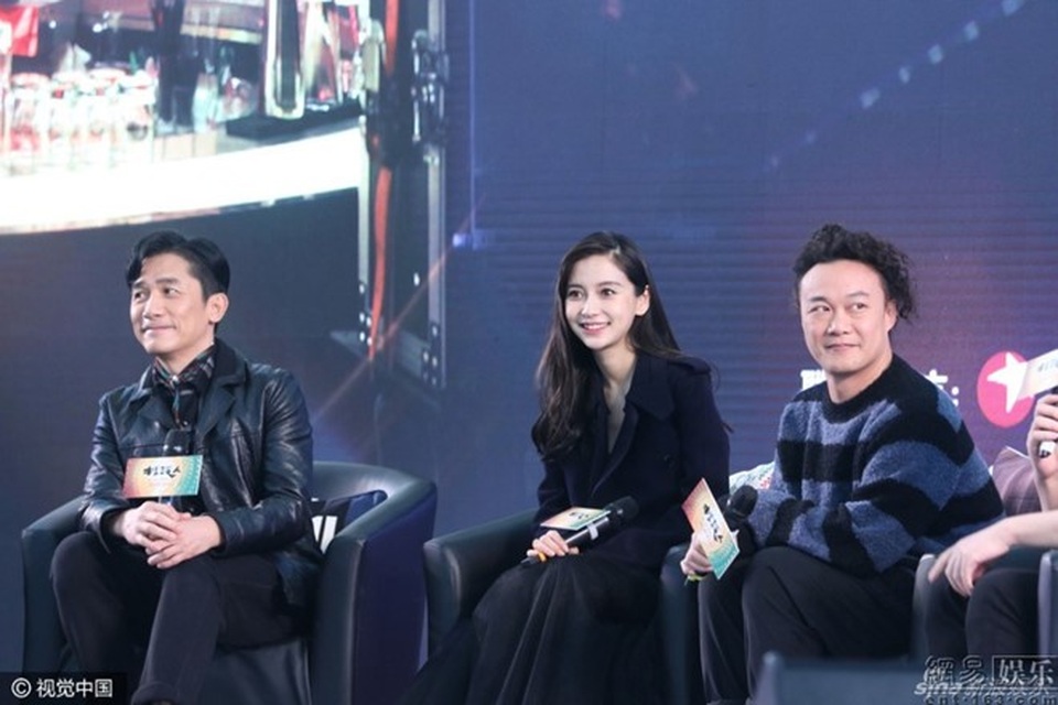 “Bà bầu” Angelababy cười tươi, “bế” bụng bầu dự họp báo - 1
Angelababy tham gia buổi họp báo giới thiệu bộ phim mới mang tên Người lái đò cùng tài tử Lương Triều Vỹ, Trần Dịch Tấn và đạo diễn Vương Gia Vệ.