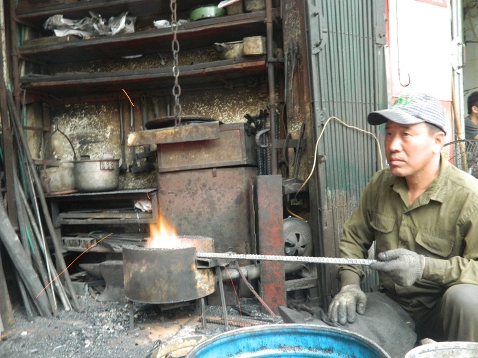 Cái nghề “nghiệp chướng” của người thợ rèn tài hoa đất kinh kỳ - 1 Ông Nguyễn Phương Hùng (56 tuổi) sinh ra trong một gia đình có truyền thống nghề rèn. “Từ hồi thực dân Pháp sang đô hộ nước ta, ông nội tôi chuyên sửa chữa, làm đồ xuyết (những vật dụng bị thiếu) cho Tạ Duy Hiển và Bạch Thái Bưởi. Đến đời thứ hai, bố tôi hay làm đạo cụ cho các sân khấu, nhà hát. Còn tôi chủ yếu làm đồ phục vụ xây dựng, đục phá bê tông,…”, ông Hùng kể về “lịch sử” của nghề rèn gia truyền.