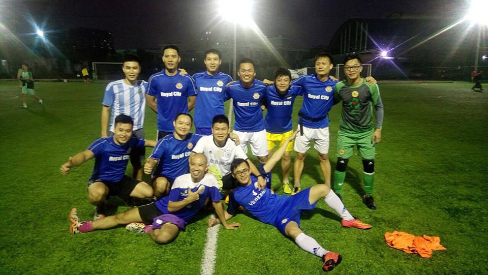 
Những cầu thủ đội tuyển bóng đá đến từ Khu Đô thị Vinhomes Royal City thể hiện niềm hứng khởi và quyết tâm “chơi hết mình” trong ngày hội 6/11/2016 sắp tới).
