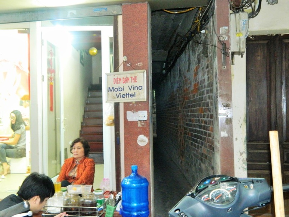 Phố cổ và những câu chuyện tưởng như không bao giờ có thật - 1
Ngõ 14 Ngõ Gạch với lối đi chỉ vừa đủ một người.