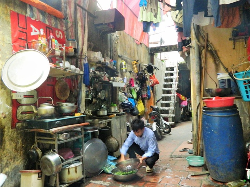 Cuộc sống chật chội giữa lòng phố cổ Hà thành: Lay lắt đến bao giờ! - 1
Khu sinh hoạt chung của các gia đình trong ngõ 4 Hàng Gà.