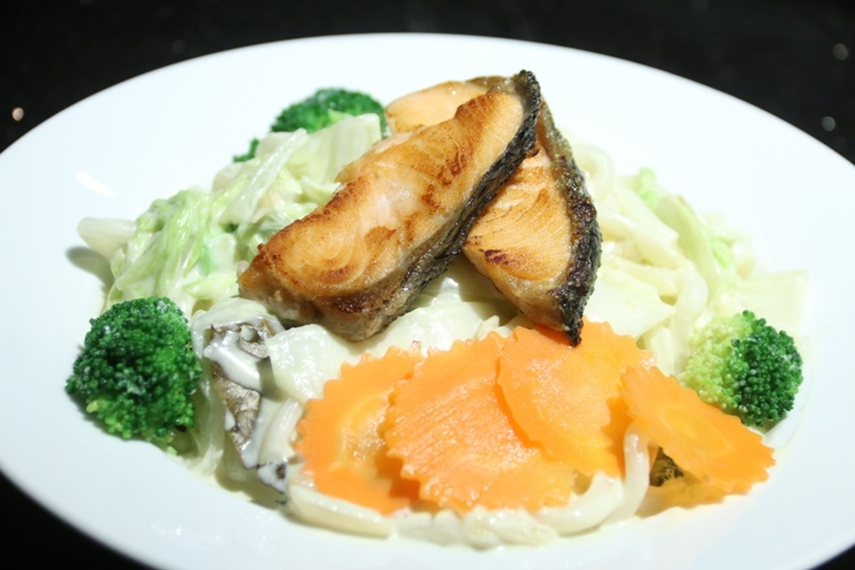 Bếp Ngon: Vua đầu bếp Minh Nhật hướng dẫn món mì udon xào cá hồi sốt kem - 1
Món mì udon xào cá hồi nấu trong sốt kem