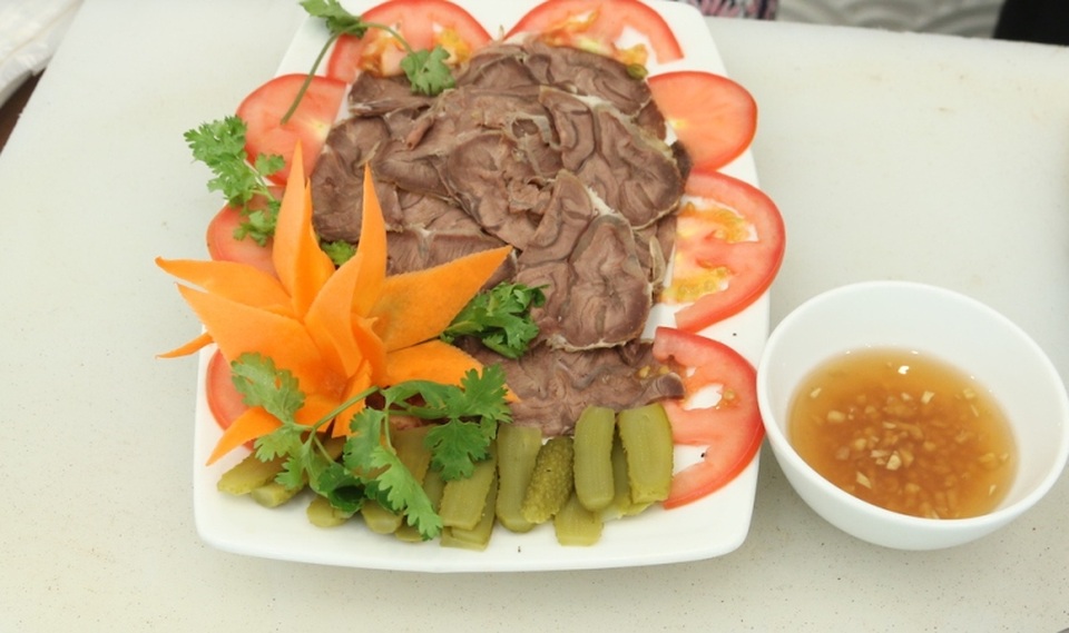 
Món bắp bò luộc mắm tuyệt đối không gây cảm giác ngấy.
