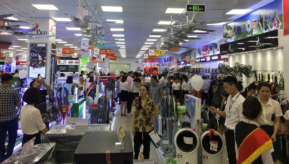 
Việc các nhà bán lẻ áp dụng các chương trình khuyến mãi thật không chỉ giúp họ có thêm cơ hội mua sắm mà còn hỗ trợ một khoản tài chính không nhỏ. Bên cạnh đó, các chương trình bốc thăm trúng thưởng hấp dẫn còn để cho người tiêu dùng thử vận may của mình.
