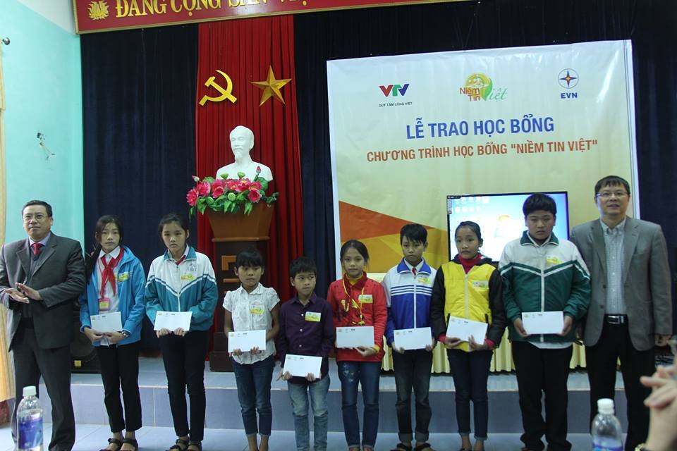 
Trao học bổng tại Quảng Ninh - Quảng Bình
