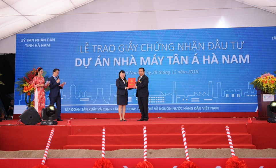 Tân Á Đại Thành khởi công nhà máy thứ 12 tại Hà Nam - 1 Ông Nguyễn Xuân Đông - Phó bí thư Tỉnh uỷ, Chủ tịch UBND Tỉnh Hà Nam trao Quyết định chủ trương đầu tư dự án cho Bà Nguyễn Thị Mai Phương - Chủ tịch HĐQT Tập đoàn Tân Á Đại Thành