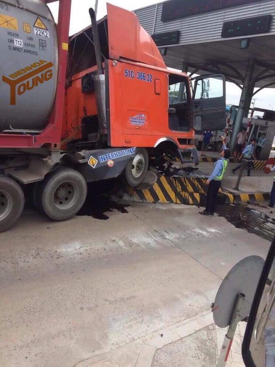 Trạm thu phí cầu Đồng Nai lần thứ 2 bị xe tông - 1
Hiện trường vụ tai nạn (Ảnh: B.H.Y)