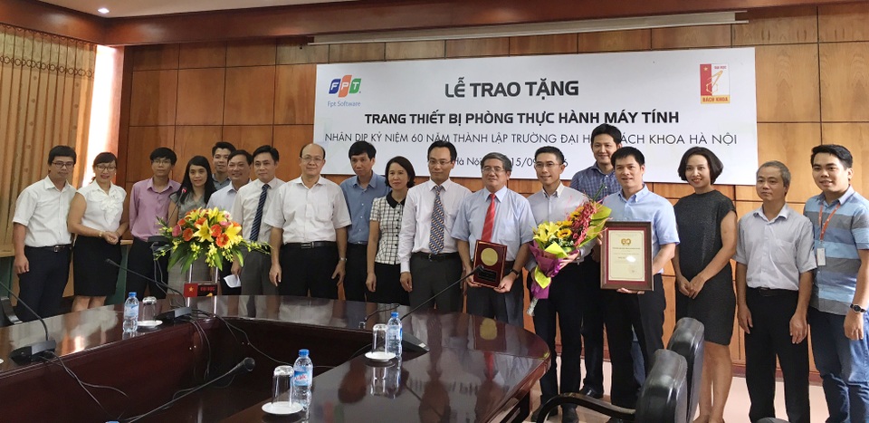 Doanh nghiệp - Nhà trường khéo kết hợp, SV có thể lập nghiệp ngay từ khi chưa ra trường - 1 FPT luôn mong muốn hợp tác và hỗ trợ ĐH Bách khoa Hà Nội trong hoạt động đào tạo cũng như nghiên cứu phát triển, đặc biệt là về các công nghệ mới như IoT, S.M.A.C.