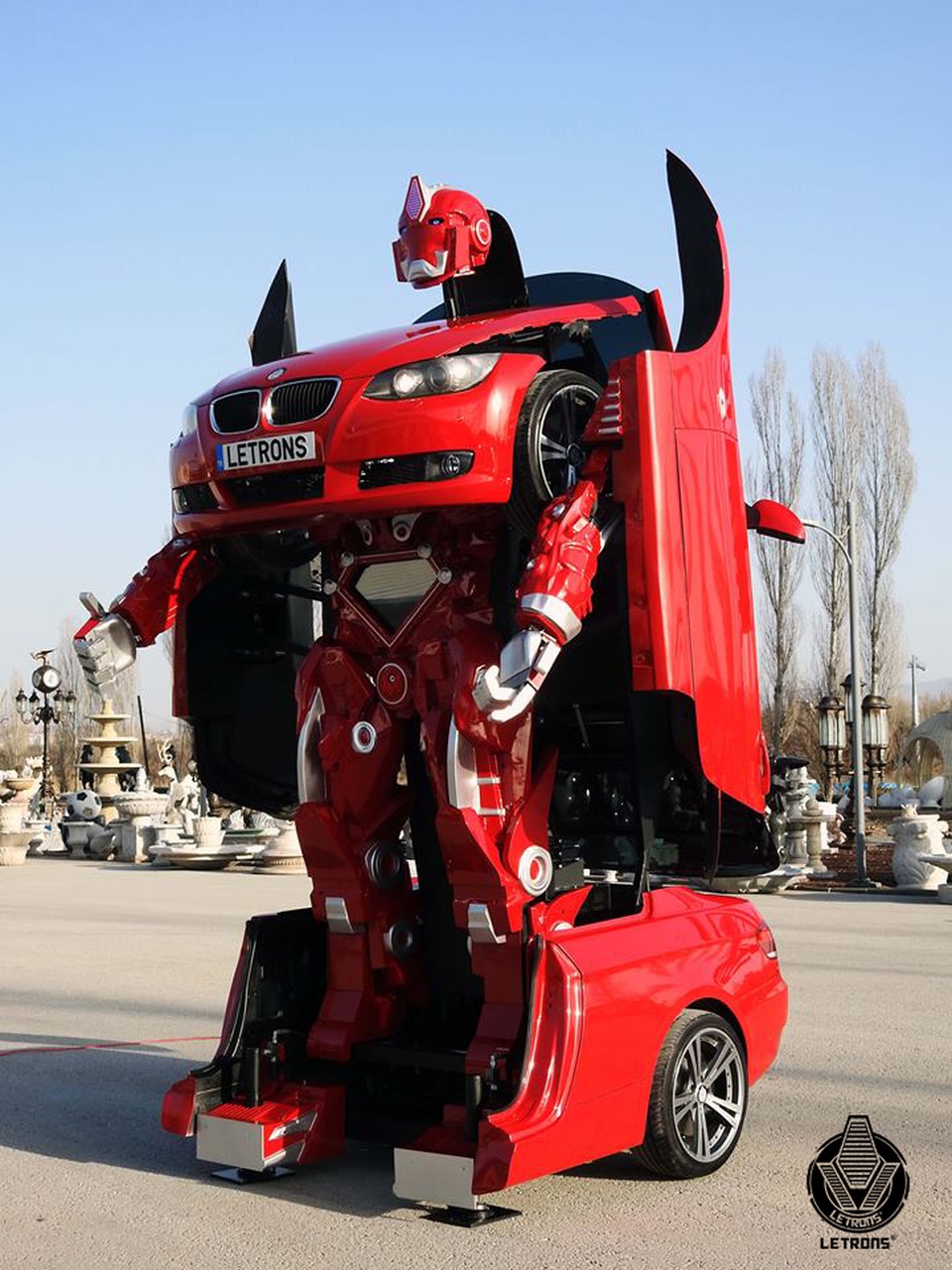 Kỹ sư "hóa phép" ô tô thành người máy biến hình đích thực - 4
Ô tô kiêm robot này sẽ được bán ra thị trường nhưng chưa có thông tin về giá bán.