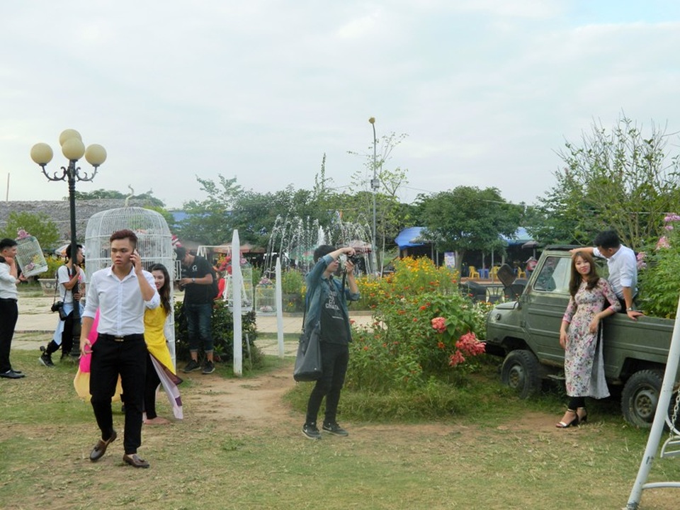 Bãi đá sông Hồng - điểm chụp ảnh hấp dẫn cho những ngày đầu đông - 10 Tháng 10, 11 là thời điểm đẹp nên dù là ngày đầu tuần cũng có rất đông các bạn trẻ đến chụp ảnh.