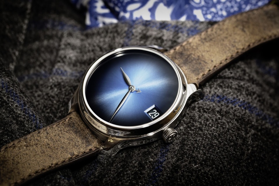 CEO tỷ phú của thương hiệu đồng hồ cao cấp H. Moser & Cie đến Việt Nam - 11 H. Moser & Cie nổi tiếng với những mặt số Fumé, sử dụng một kỹ thuật tạo màu khó bằng phương pháp thủ công truyền thống, hiện cả châu Âu chỉ còn 1-2 công ty có thể sản xuất, với hơn 30 lớp sơn mài, những phụ liệu đặc biệt, quá trình hoàn thiện tỉ mỉ để cho ra những tia sáng mặt trời sunburst lan tỏa đều từ tâm mặt số, cùng công thức bí truyền tạo nên những hiệu ứng thú vị của nghệ thuật ánh sáng. Có 9 lựa chọn mặt số khác nhau là bạc Argenté, đen, Marrone, red gold và các lựa chọn mặt số fumé khác nhau như blue fumé, grey fumé, golden fumé, ardoise fumé,…