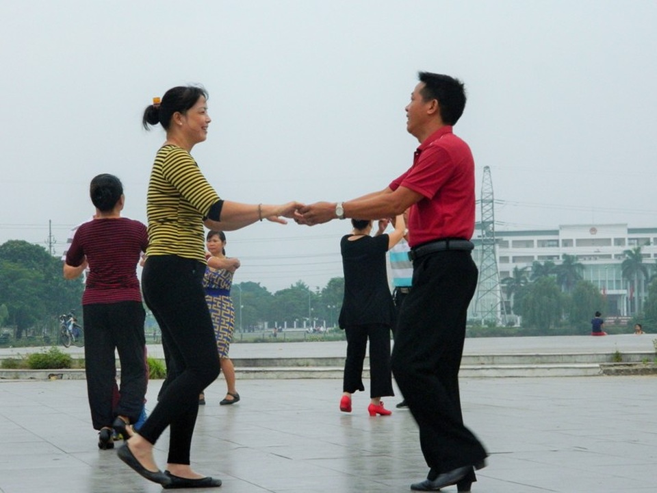Từ những bài tango nhẹ nhàng cho đến vũ điệu cha cha sôi động, người tập quen dẫn bước cho người mới bắt đầu, những mái tóc hoa râm xen lẫn màu tóc bạc,… từng bước chân cứ thế nhịp nhàng, nối tiếp nhau.