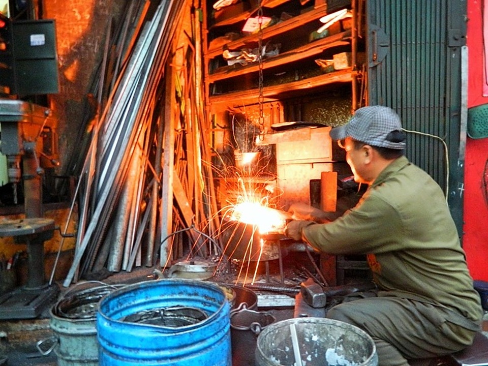Cái nghề “nghiệp chướng” của người thợ rèn tài hoa đất kinh kỳ - 11 “Trong nghề, ông Hùng là người có chuyên môn và rất uy tín. Lúc nào cũng thấy luôn tay, tham công tiếc việc và rất thích làm. Còn trong cuộc sống thường ngày, ông ấy cũng là người tốt, sẵn sàng hết lòng vì mọi người”, một người hàng xóm nhận xét về ông Hùng.