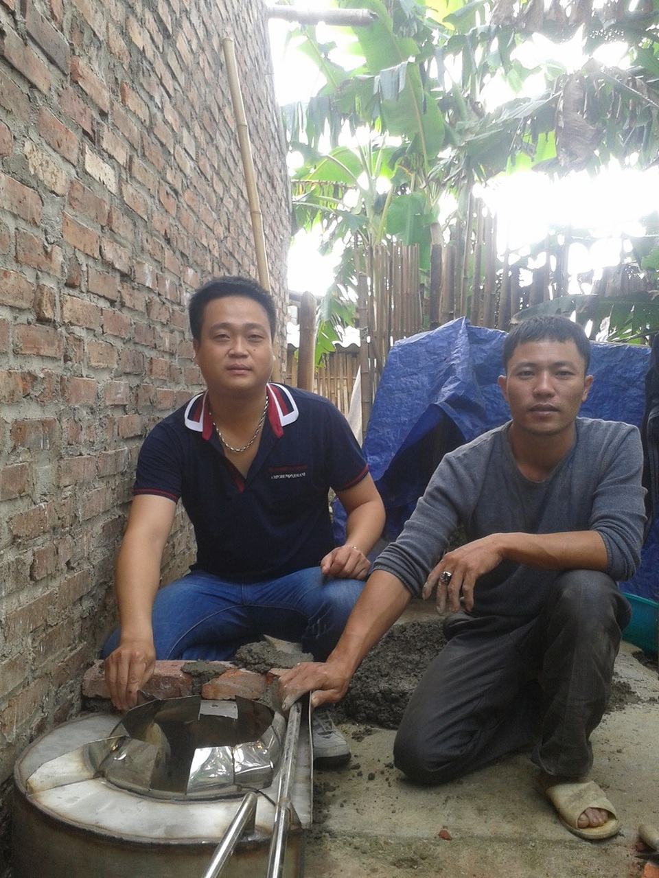 Hai chàng trai 8X được tôn vinh trong Sách vàng Sáng tạo - 1
Nguyễn Tiến Hồng (bìa trái) và Tưởng Văn Huân