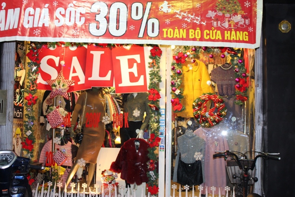 
Hướng ứng không khí Giáng sinh, nhiều cửa hàng quần áo cũng trang trí từ sớm và bắt đầu chạy các chương trình khuyến mại.
