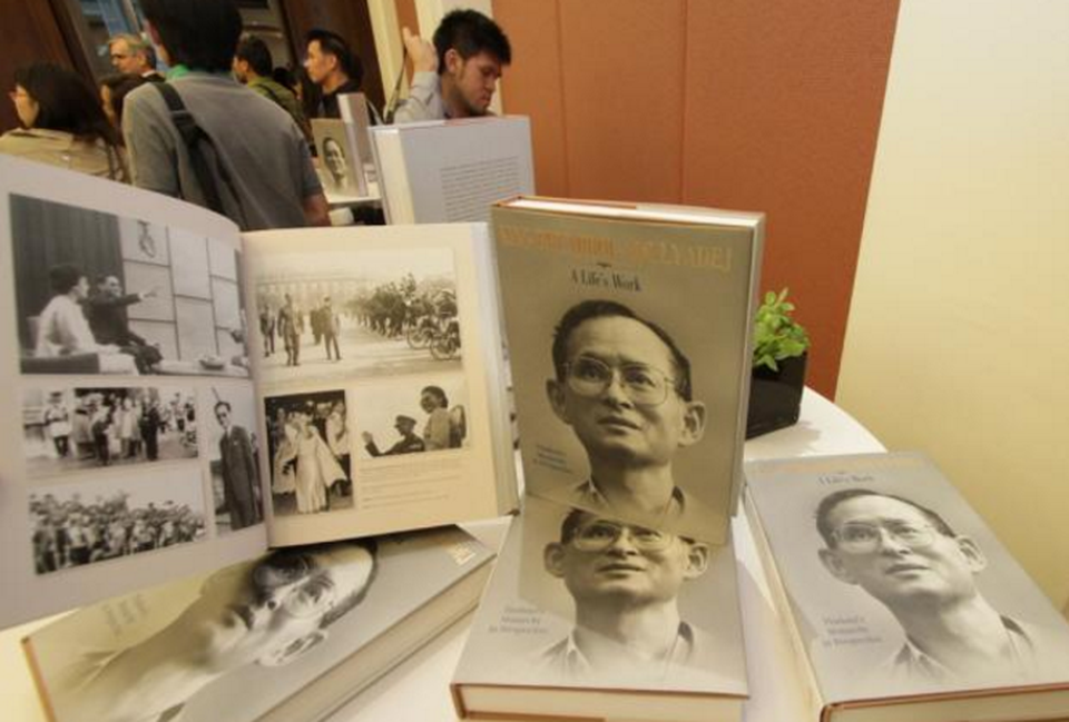 Những tài lẻ đáng ngưỡng mộ của Quốc vương Thái Lan - 4
Ngoài ra, nhà vua còn là hoạ sĩ, nhiếp ảnh gia, tác giả và dịch giả của nhiều cuốn sách nổi tiếng. (Ảnh minh họa: Chiangrai Times)