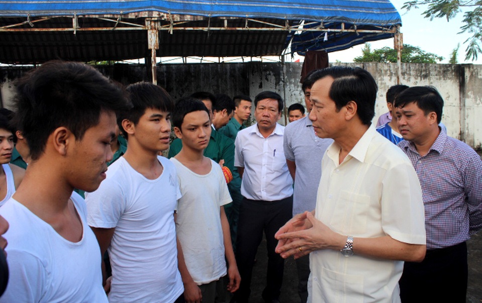 
Chiều 7/11, Bộ trưởng Bộ LĐ-TB&XH Đào Ngọc Dung (thứ 2, từ phải qua) trao đổi với học viên tại Trung tâm cai nghiện Đồng Nai.
