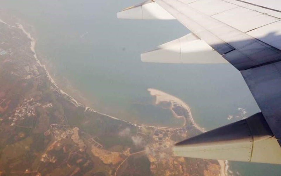 Trung Quốc ngang nhiên đáp các chuyến bay dân sự thường nhật xuống đảo Phú Lâm - 1
Ảnh chụp từ máy bay của Trung Quốc đáp thử nghiệm trái phép tới đảo Phú Lâm hôm 6/2/2016. (Ảnh: CCTV)
