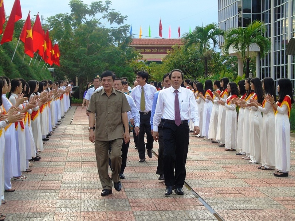 Lãnh đạo Đảng, Nhà nước dự khai giảng cùng các em học sinh - 54 Ông Bùi Văn Cường - Chủ tịch Liên đoàn Lao động Việt Nam và ông Hoàng Đăng Quang - Bí thư Tỉnh ủy Quảng Bình tham dự lễ khai giảng tại trường THPT Quang Trung.