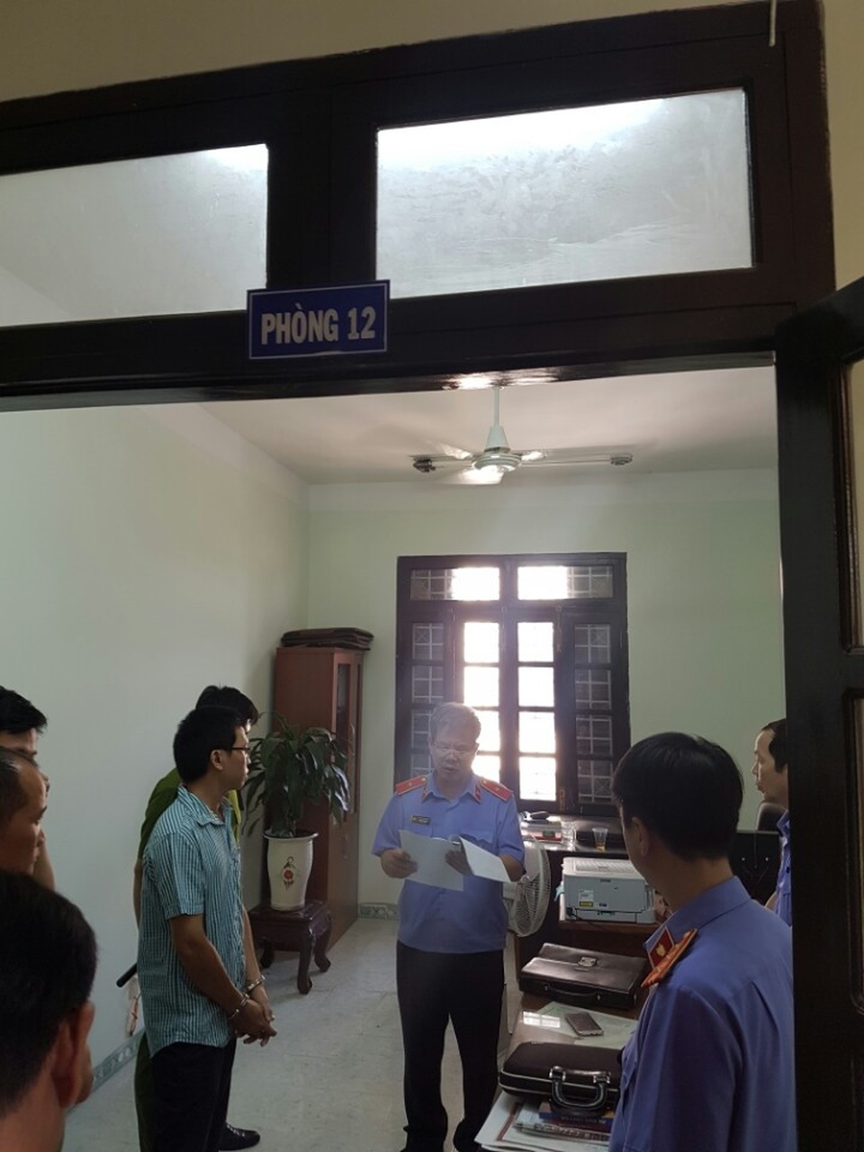 Viện KSND Tối cao bắt, khám xét nhà một kiểm sát viên ở Nha Trang - 2 
Cơ quan điều tra tống đạt quyết định bắt ông Phổ