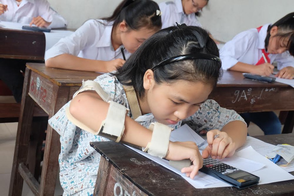 80 học sinh nghèo học giỏi nhận học bổng “ĐỒNG HÀNH - HOCMAI” - 2 Đỗ Thị Hải Yến - học sinh lớp 7A Trường THCS Hải Tây, Hải Hậu, Nam Định bị liệt tay phải từ nhỏ nên em phải học viết bằng tay trái nhưng đã vươn lên đạt thành tích học sinh giỏi trong suốt 6 năm.
