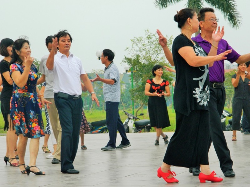 Ngày càng có nhiều các câu lạc bộ của quận, huyện, thậm chí của tổ dân phố được thành lập. Đối với những người cao tuổi, dance sport là niềm vui sống, giúp họ nâng cao sức khỏe và thư giãn tinh thần.