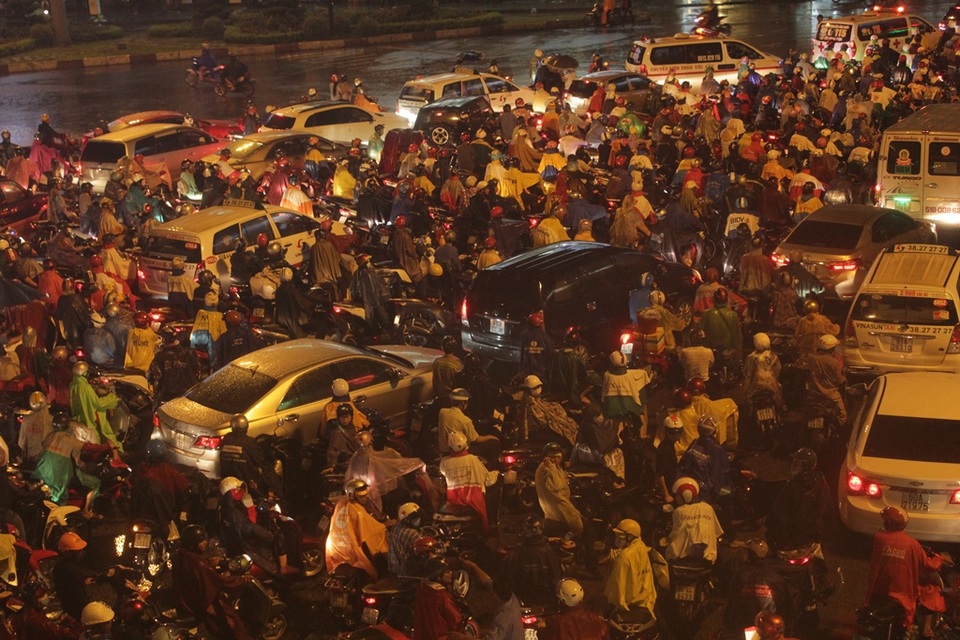 Mưa như trút, Sài Gòn thành "biển nước" mênh mông, ngập chưa từng thấy! - 12
Ngã tư Hàng Xanh kẹt cứng sau trận mưa lớn.