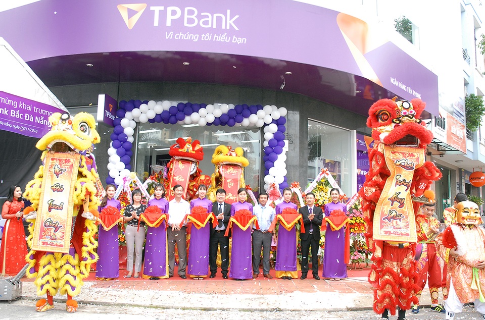 Mở rộng quy mô, TPBank khai trương điểm giao dịch hiện đại thứ 2 tại Đà Nẵng - 2
Tổng Giám đốc TPBank và các khách mời cắt băng khánh thành điểm giao dịch TPBank Bắc Đà Nẵng