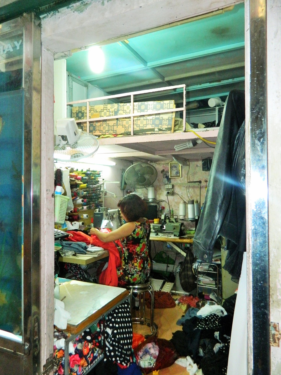 Cuộc sống chật chội giữa lòng phố cổ Hà thành: Lay lắt đến bao giờ! - 2
Toàn bộ căn nhà 13m2 của anh Hải Anh.