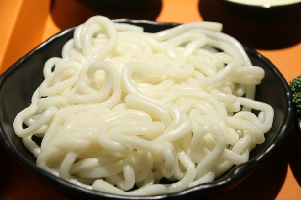 Bếp Ngon: Vua đầu bếp Minh Nhật hướng dẫn món mì udon xào cá hồi sốt kem - 2
Mỳ udon tươi có thể tìm mua ở các siêu thị