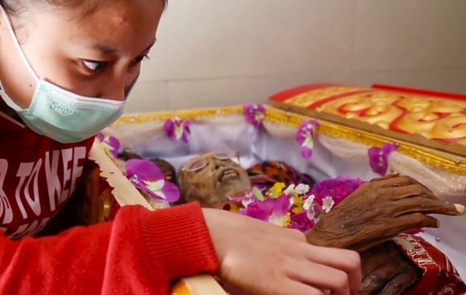Tập tục sống cùng người chết ở Indonesia - 3
Xác chết được làm sạch và trang điểm như thể họ vẫn còn sống
