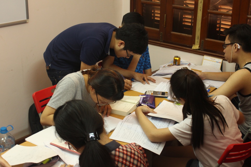 Chàng thủ khoa 9X quyết theo đuổi nghiệp trồng người - 2 Thầy Long đang chữa bài cho từng học sinh.