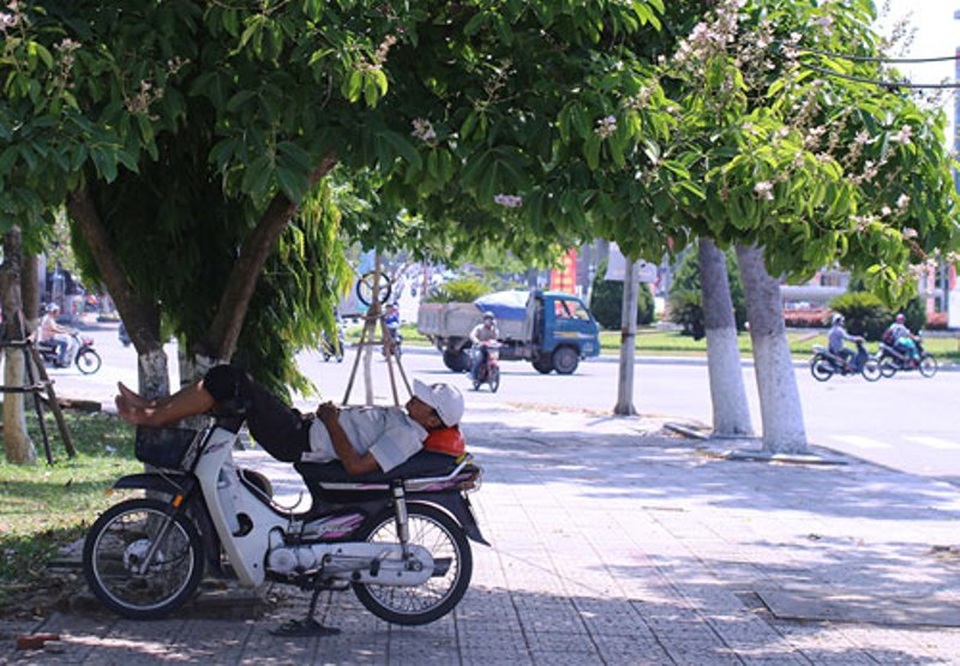 
Nghề xe ôm có trăm bề vất vả.
