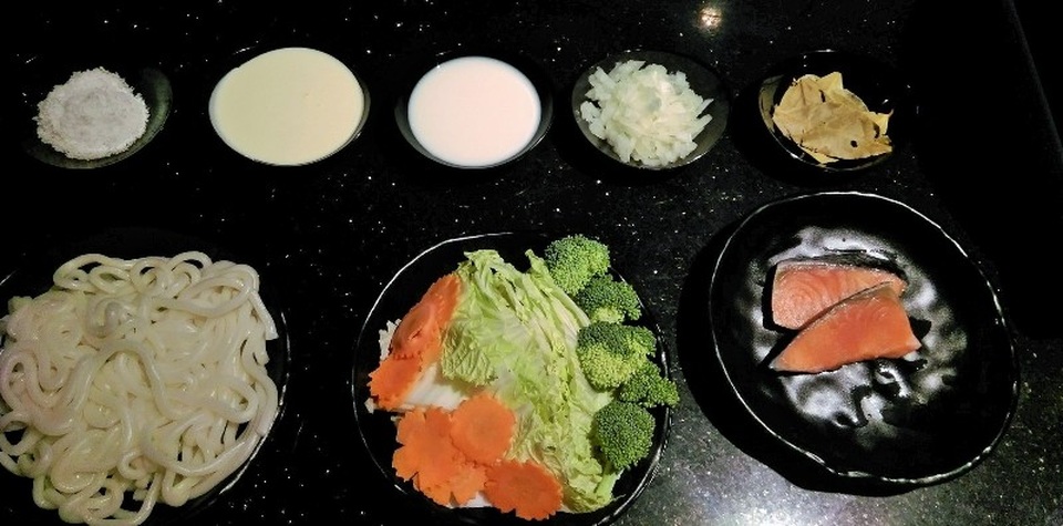 Bếp Ngon: Vua đầu bếp Minh Nhật hướng dẫn món mì udon xào cá hồi sốt kem - 3
Các nguyên liệu chế biến mì udon xào cá hồi nấu trong sốt kem