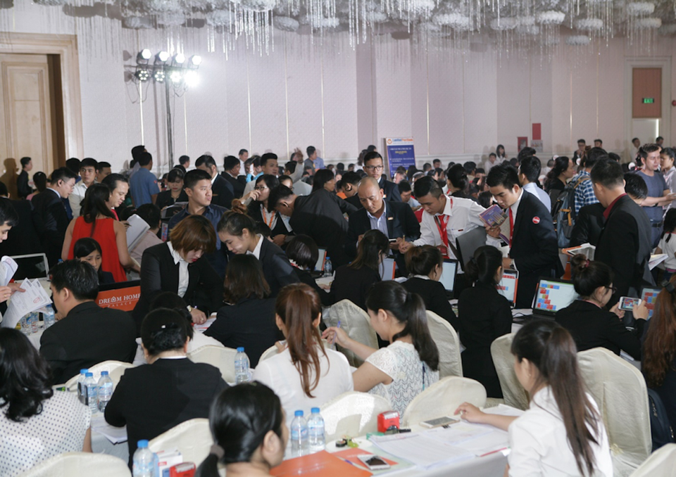 Căn hộ phân khúc trung cao cấp liên tục "cháy" hàng - 3 Khu vực thủ tục luôn trong tình trạng quá tải với số lượng khách hàng giao dịch vượt ngoài dự kiến