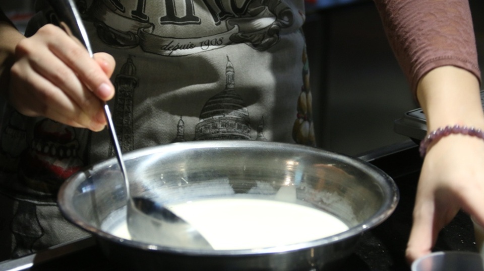 
Hỗn hợp cần được khuấy đều để đảm bảo mọi nguyên liệu được tan hết.
