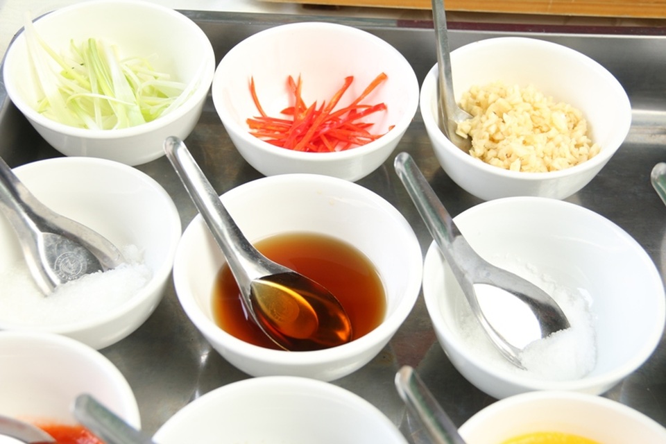 Bếp Ngon: Ca sĩ Khánh Linh tiết lộ món mực khô tuyệt ngon cuối tuần - 3
Các gia vị được sử dụng trong món ăn.