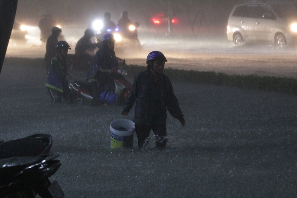 Mưa như trút, Sài Gòn thành "biển nước" mênh mông, ngập chưa từng thấy! - 10
Cảnh người và xe khốn đốn trên đường Nguyễn Hữu Cảnh.
