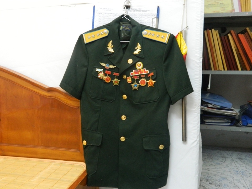“Công dân Thủ đô ưu tú” và cái nghề “rỗi hơi” của thiên hạ - 4 Bộ quân phục với nhiều huân, huy chương chỉ được mặc vào những dịp đặc biệt là niềm tự hào của ông.