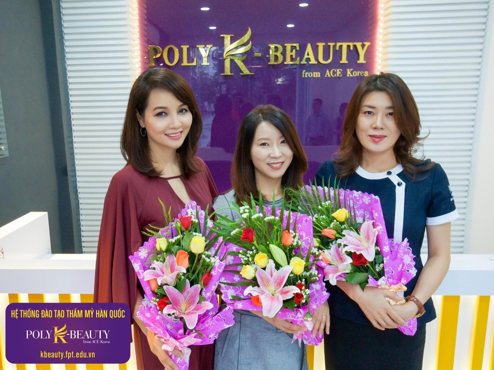 Tư vấn về triển vọng và định hướng theo nghề làm đẹp - 4 Các khách mời tham gia chương trình “Tư vấn hướng nghiệp nghề làm đẹp cùng chuyên gia Hàn Quốc”do Hệ thống đào tạo thẩm mỹ Hàn Quốc Poly K - Beauty, đơn vị trực thuộc Tập đoàn FPT phối hợp với báo Dân trí tổ chức.