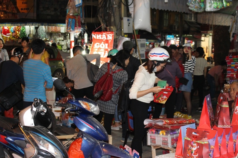 Mùa Noel - mùa của những “ông già” thi nhau xuống phố - 4
Dịch vụ gói và chuyển phát quà luôn được nhiều người quan tâm.
