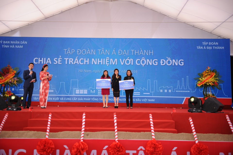 Tân Á Đại Thành khởi công nhà máy thứ 12 tại Hà Nam - 3 Bà Nguyễn Phương Anh - Tổng Giám đốc Công ty cổ phần Quốc tế Tân Á Hà Nam trao tặng 200 bộ bàn ghế