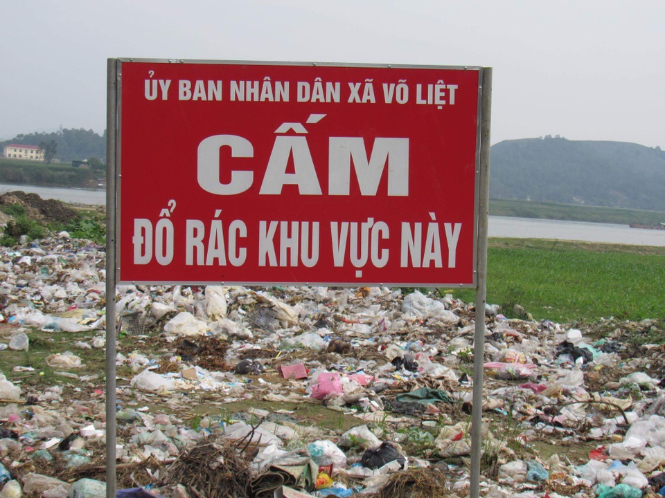 Nghệ An: Rác thải ồ ạt tấn công, sông Lam kêu cứu! - 4 Biển cấm dường như vô tác dụng trước ý thức của con người.