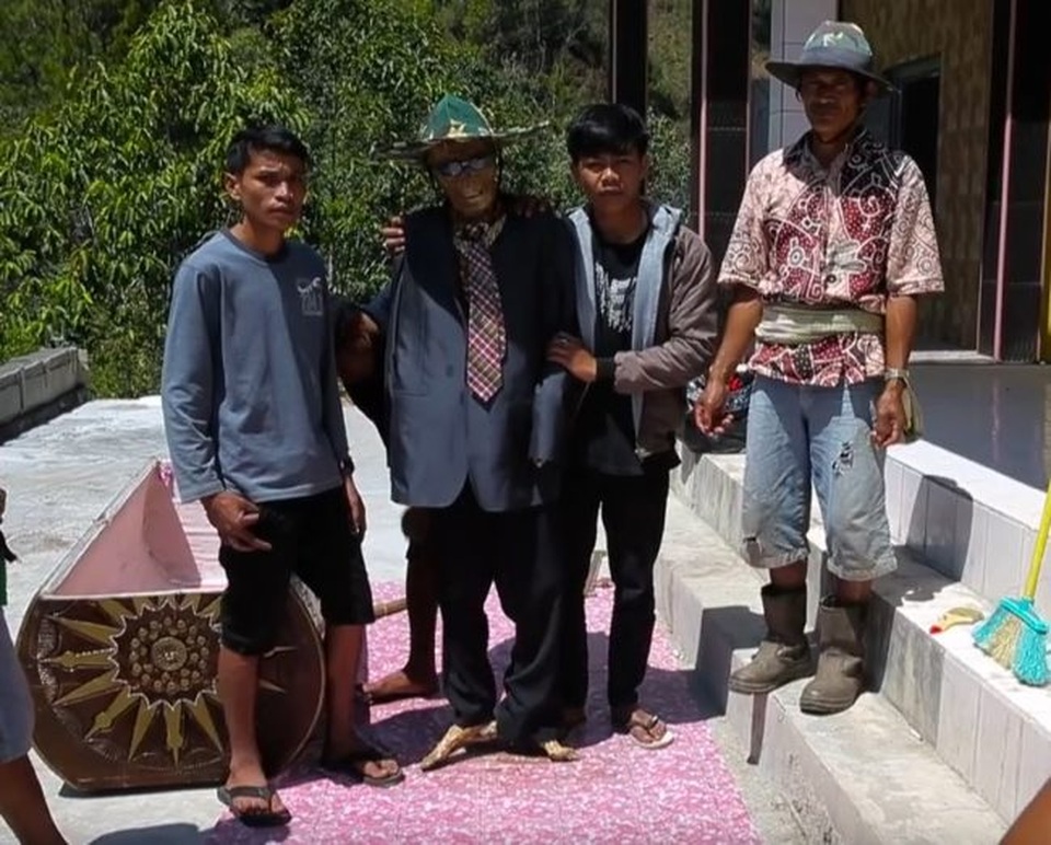 Tập tục sống cùng người chết ở Indonesia - 2
Người Toraja thường chụp ảnh cùng xác người thân trong gia đình.
