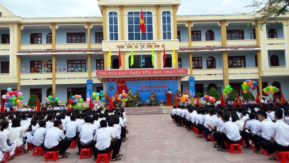 Lãnh đạo Đảng, Nhà nước dự khai giảng cùng các em học sinh - 51
Lễ khai giảng tại Trường THPT TP Đồng Hới.