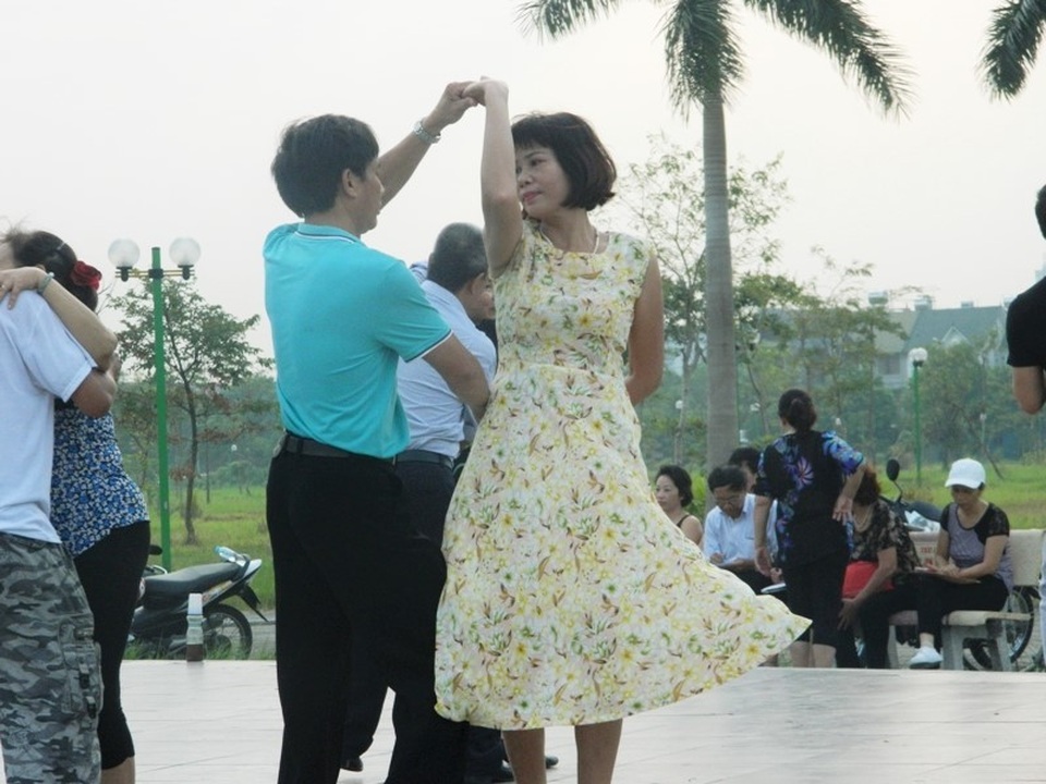 Cô Thao (50 tuổi) bày tỏ sự vui mừng: “Nhờ có khiêu vũ thể thao mà như được trẻ trung ra, vui hơn nhiều. Có hôm sáng ra thấy mệt, nhưng nghĩ đến các anh, các chị ở đây là vẫn cố đi. Tiếng nhạc cùng những điệu nhảy làm cho mình quên đi hết mọi áp lực của cuộc sống.”